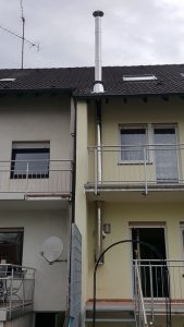 Außenkamin durch Balkon